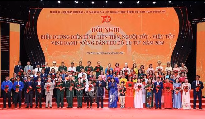 Vinh danh 10 'Công dân Thủ đô ưu tú' và tuyên dương 70 điển hình tiên tiến -0