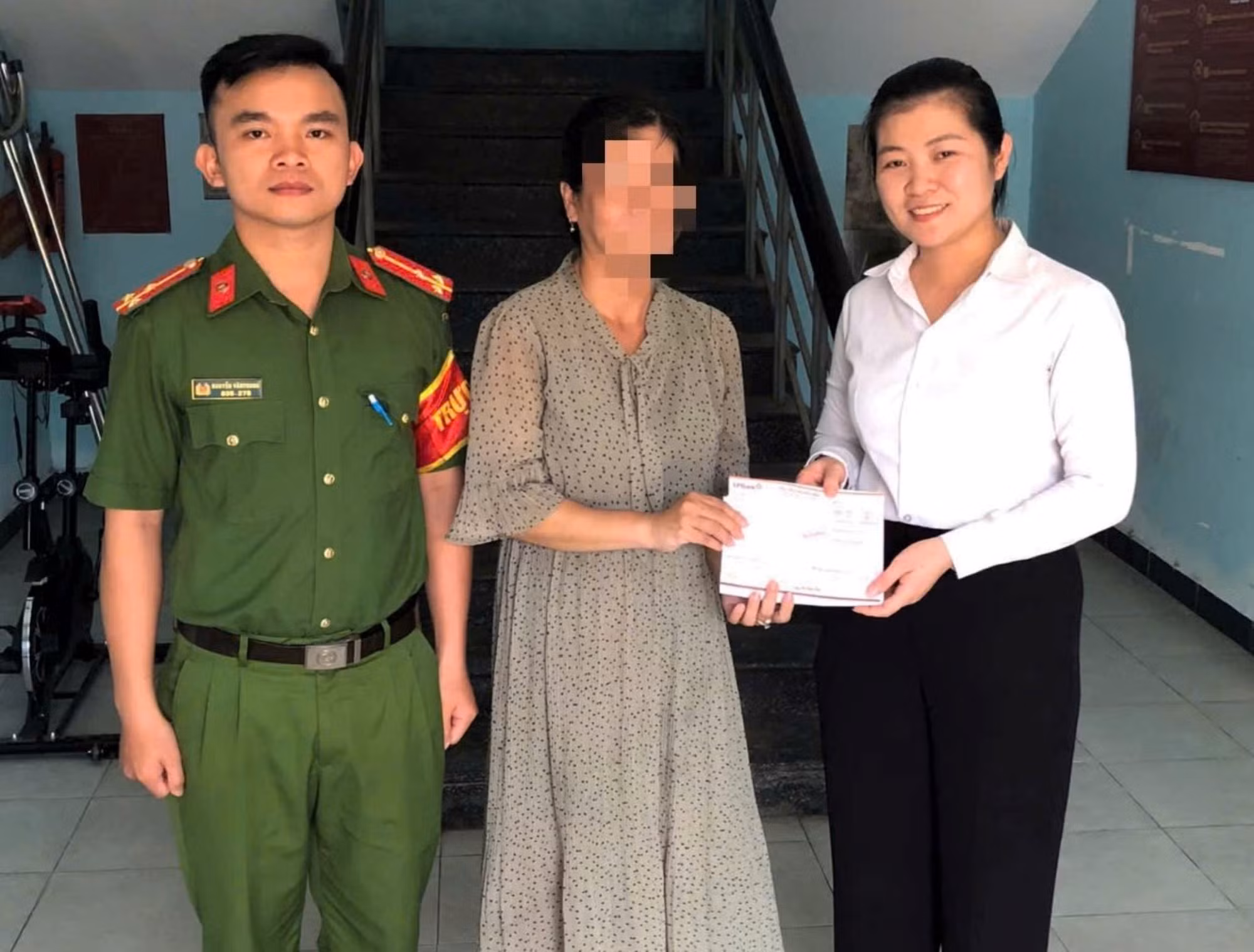 Công an phường giúp người phụ nữ nhận lại 300 triệu đồng do chuyển khoản nhầm -0