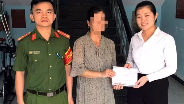 Công an phường giúp người phụ nữ nhận lại 300 triệu đồng chuyển khoản nhầm