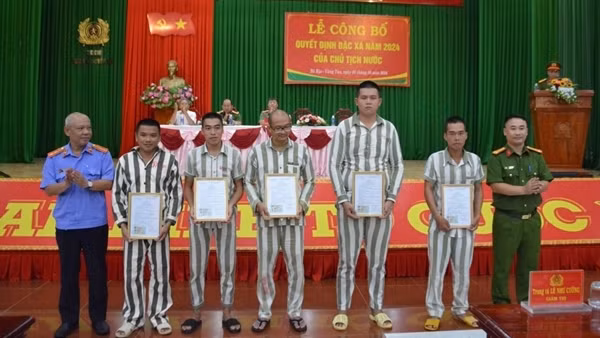Các trại giam đồng loạt công bố quyết định đặc xá