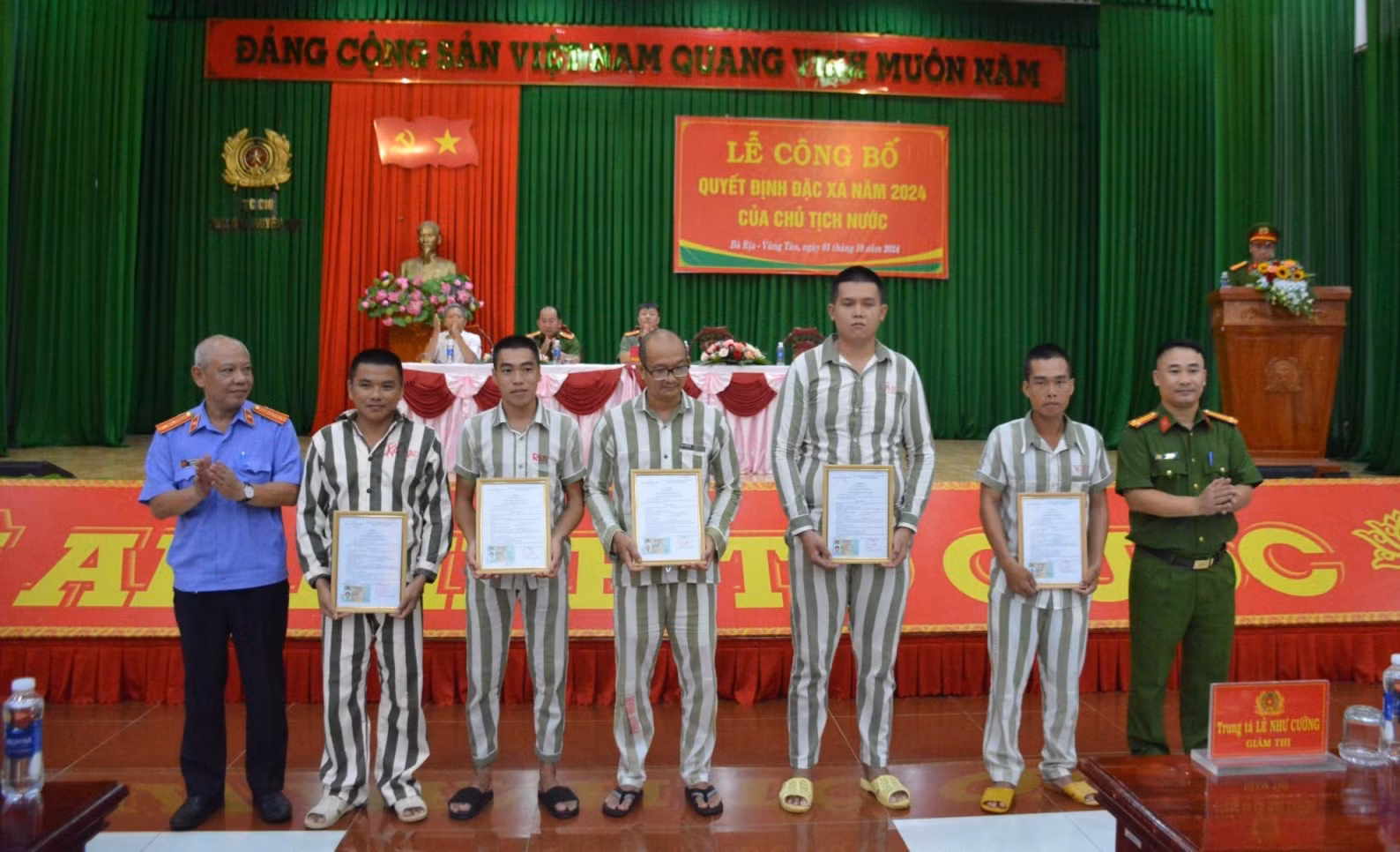 Các trại giam đồng loạt công bố quyết định đặc xá -1