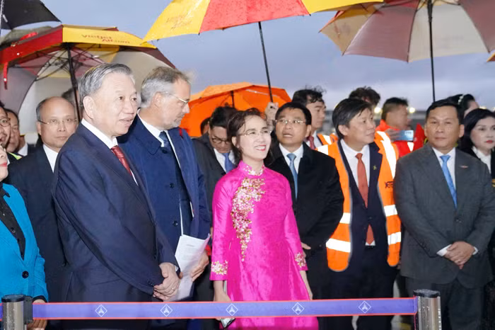 Airbus và Vietjet bàn giao máy bay mới mang hình ảnh kỷ niệm 50 năm quan hệ ngoại giao Việt Nam - Pháp -0