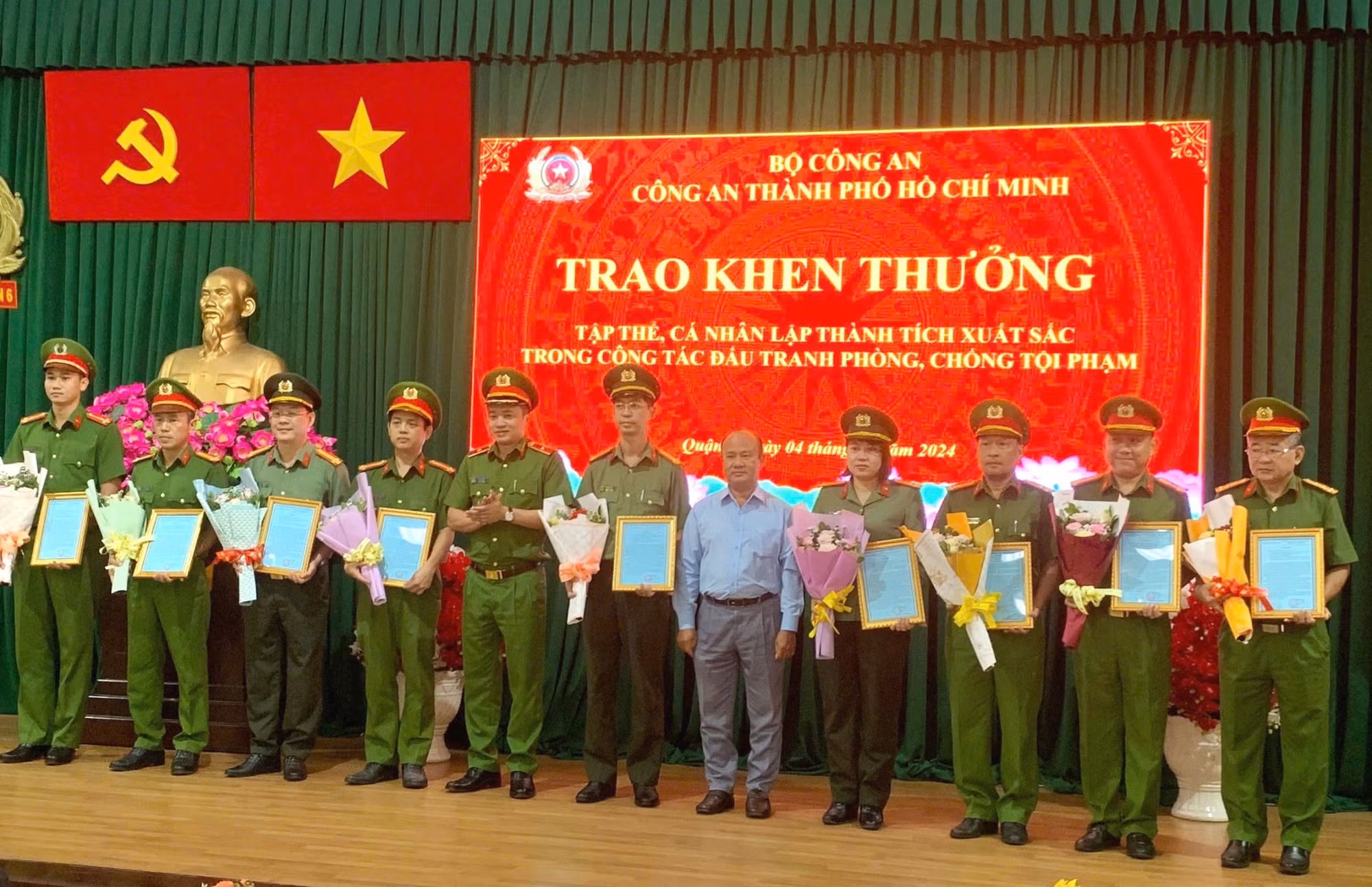 Trao khen thưởng lực lượng đấu tranh triệt phá 2 chuyên án ma túy xuyên quốc gia -1