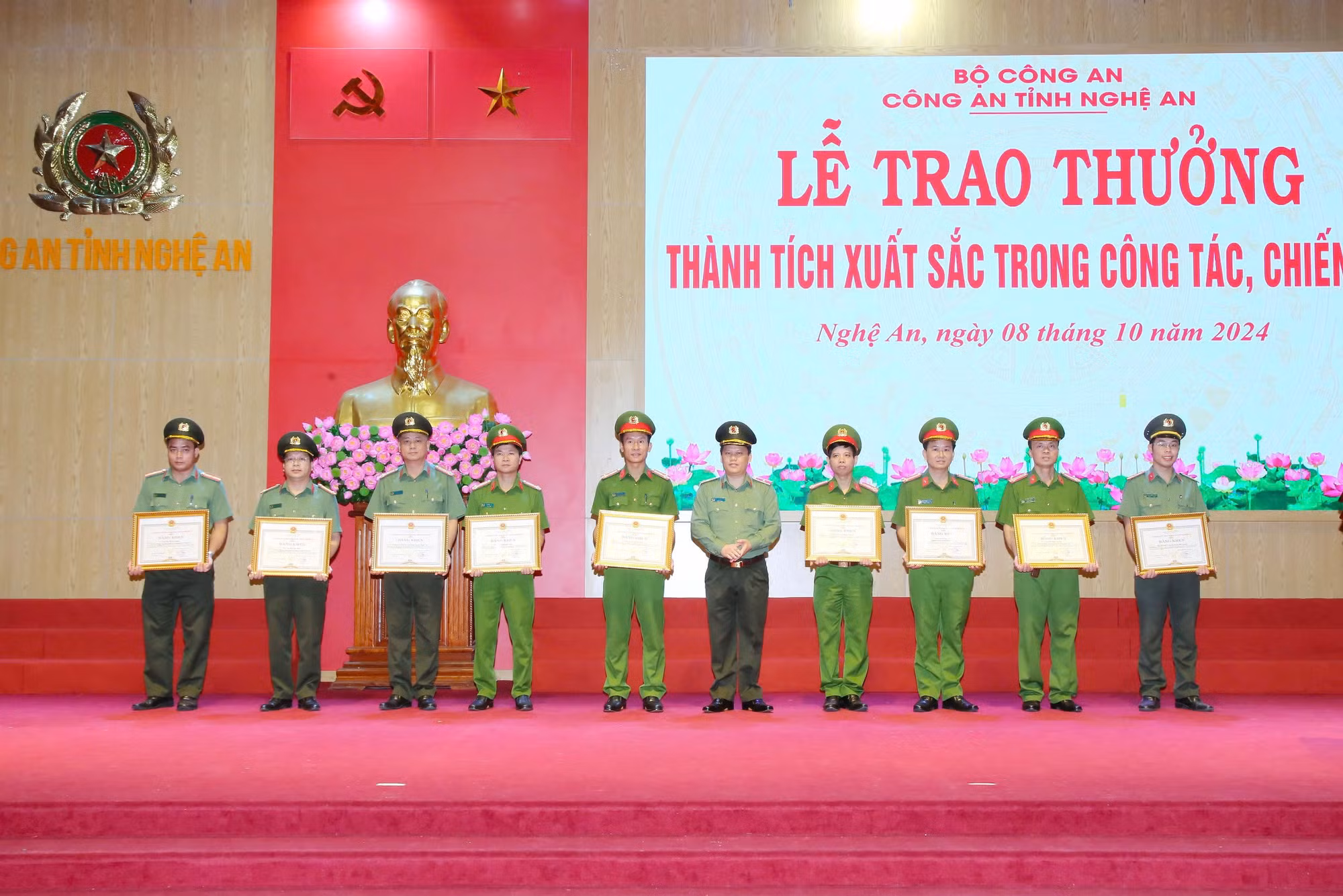 Công an tỉnh Nghệ An trao thưởng thành tích xuất sắc trong công tác, chiến đấu -0