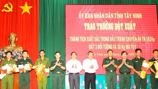Thưởng nóng các tập thể phá đường dây vận chuyển 30 kg ma túy đá