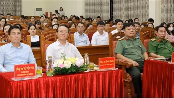 Công an tỉnh Vĩnh Phúc đối thoại để giải quyết khó khăn, vướng mắc cho doanh nghiệp liên quan đến ANTT
