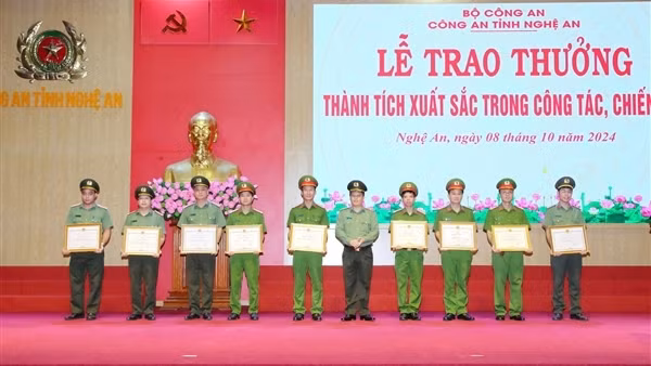 Công an tỉnh Nghệ An trao thưởng thành tích xuất sắc trong công tác, chiến đấu