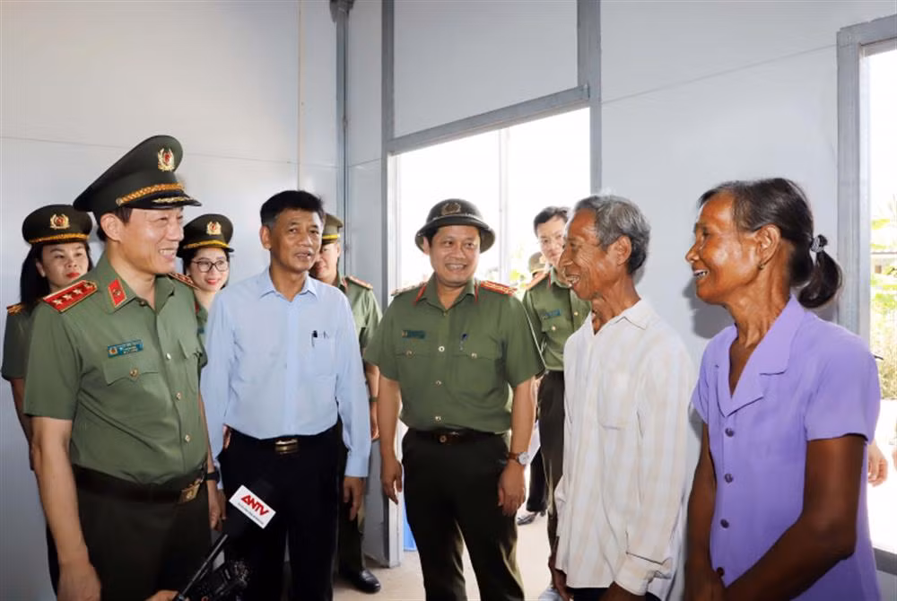 Bộ Công an chỉ đạo hỗ trợ xây dựng nhanh nhất cho các hộ dân bị mất nhà do bão lũ -0