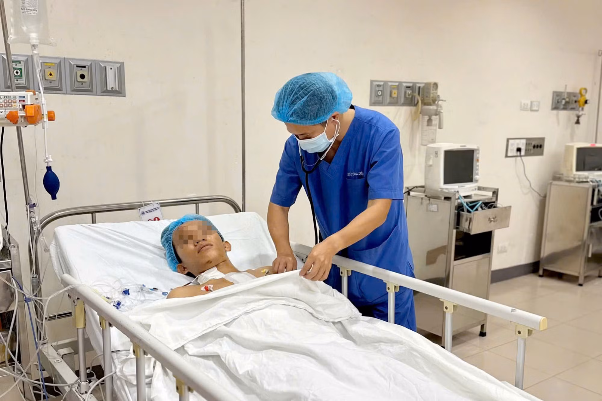 Nam thanh niên bị vỡ tim sau vụ tai nạn giao thông may mắn được cứu sống -0