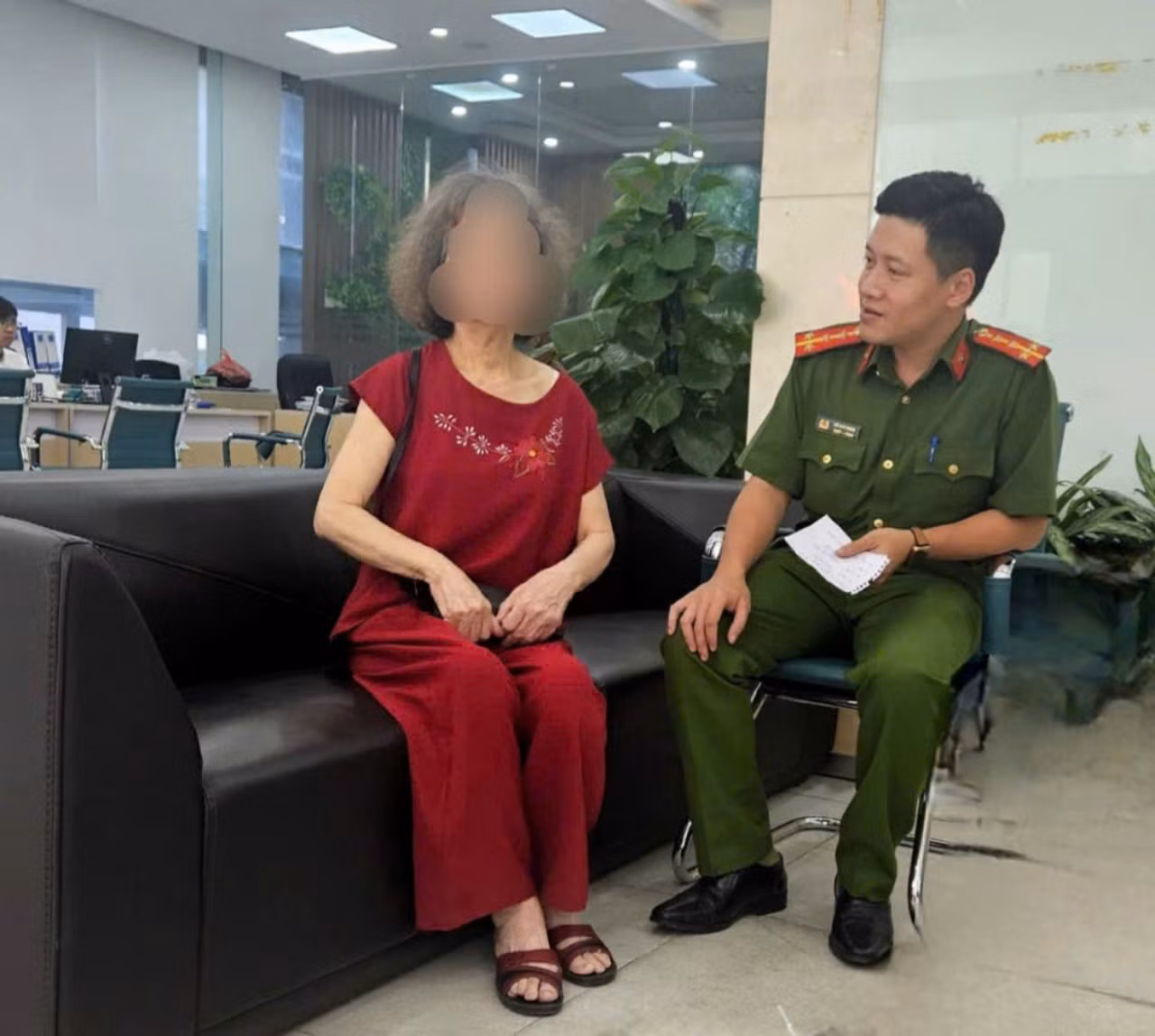 Công an và ngân hàng kịp thời ngăn chặn cụ bà 80 tuổi bị đối tượng giả danh Công an lừa đảo -0