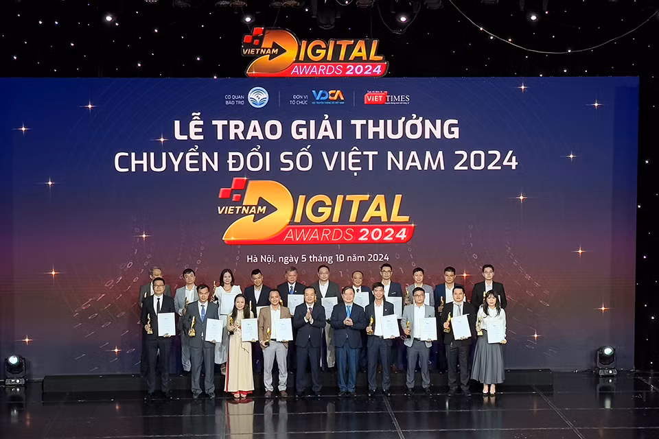 Hai đơn vị thuộc Bộ Công an nhận giải thưởng chuyển đổi số xuất sắc nhất tại Vietnam Digital Awards 2024 -0