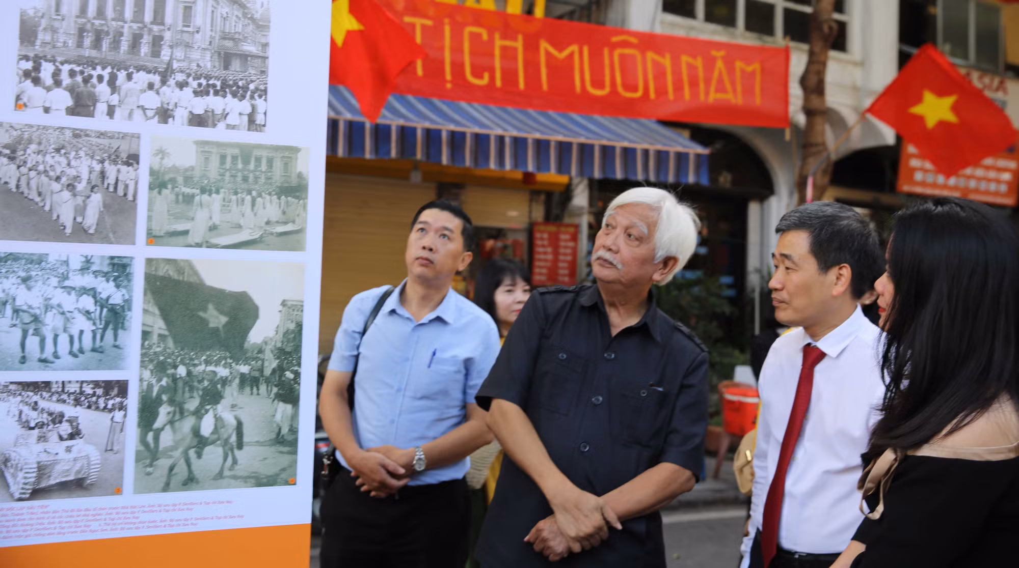 Phố Bích hoạ Phùng Hưng tưng bừng dịp kỷ niệm 70 năm Ngày Giải phóng Thủ đô -0