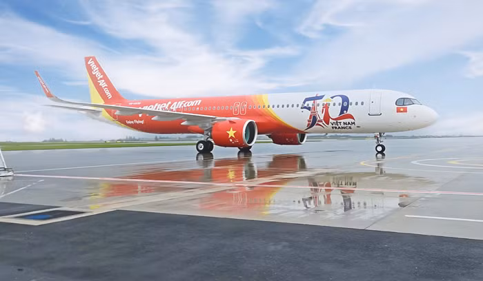 Airbus và Vietjet bàn giao máy bay mới mang hình ảnh kỷ niệm 50 năm quan hệ ngoại giao Việt Nam - Pháp -1