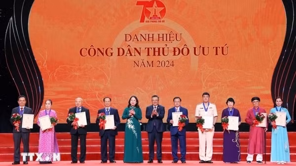 Vinh danh 10 'Công dân Thủ đô ưu tú' và tuyên dương 70 điển hình tiên tiến