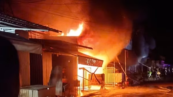 Nửa đêm "bà hỏa" ghé thăm 5 căn nhà ở Cà Mau