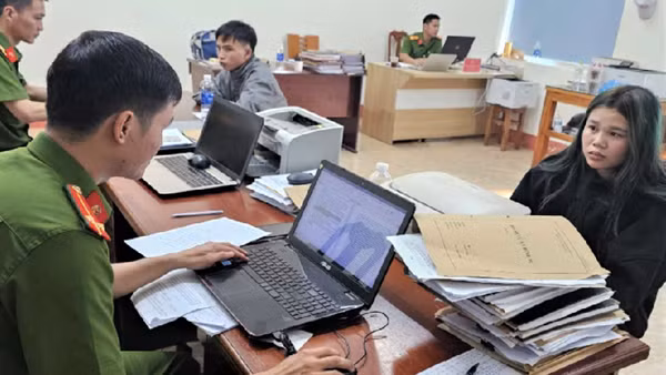 Hai chị em rủ nhau đi cướp tiệm vàng
