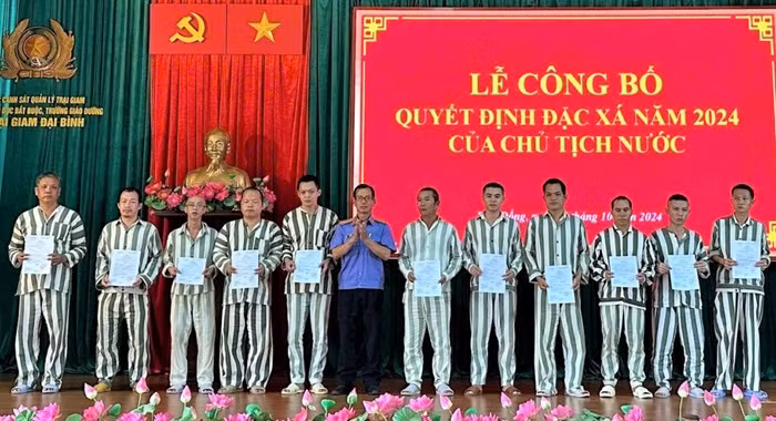 Các trại giam đồng loạt công bố quyết định đặc xá -0