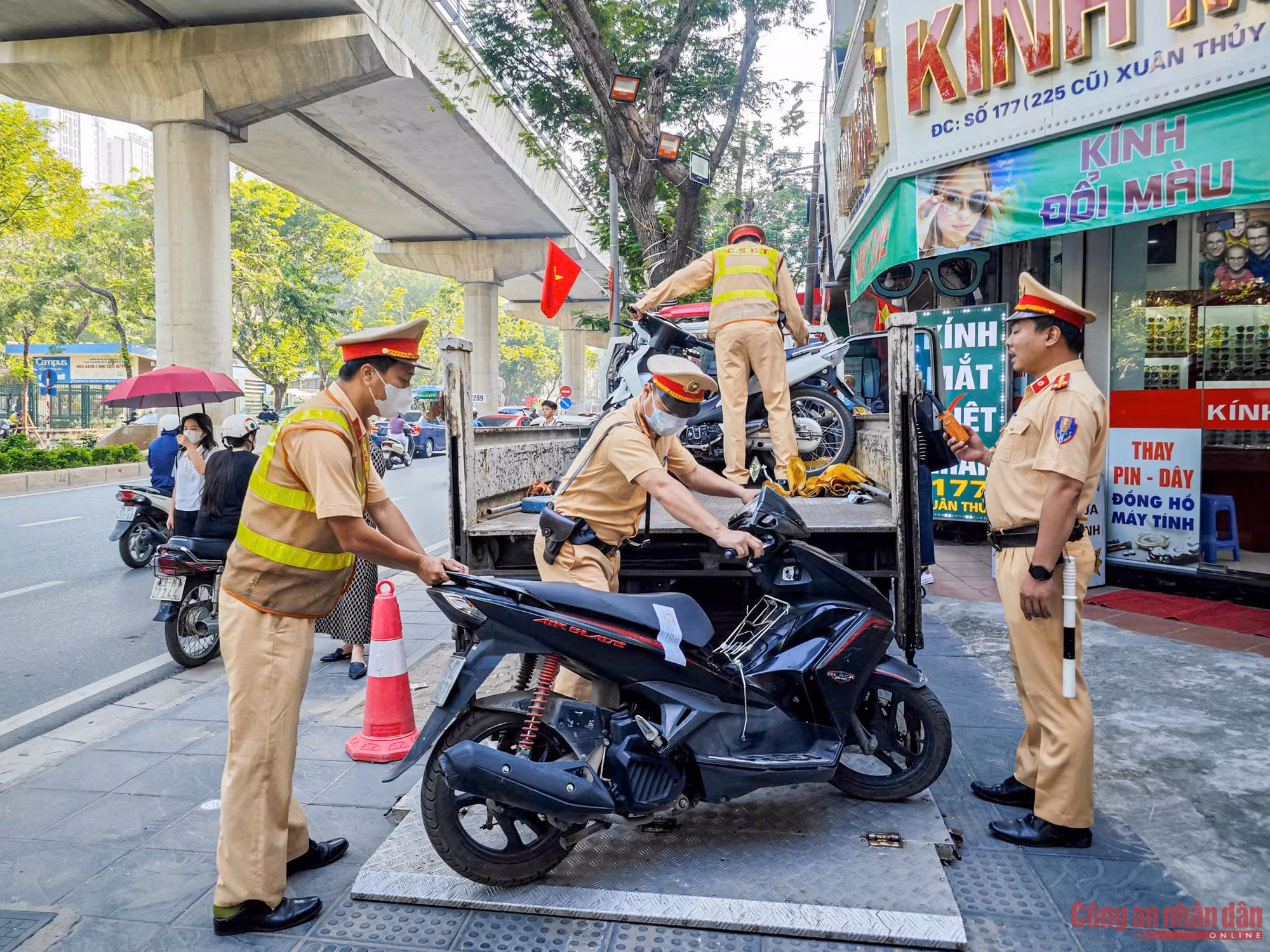 Bố mẹ đi xe cũng không đội nên em không nắm được quy định này -8