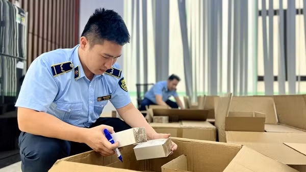Thu giữ hơn 10.000 chai nước hoa không rõ nguồn gốc bán trên Tiktok “Phan Thủy Tiên”