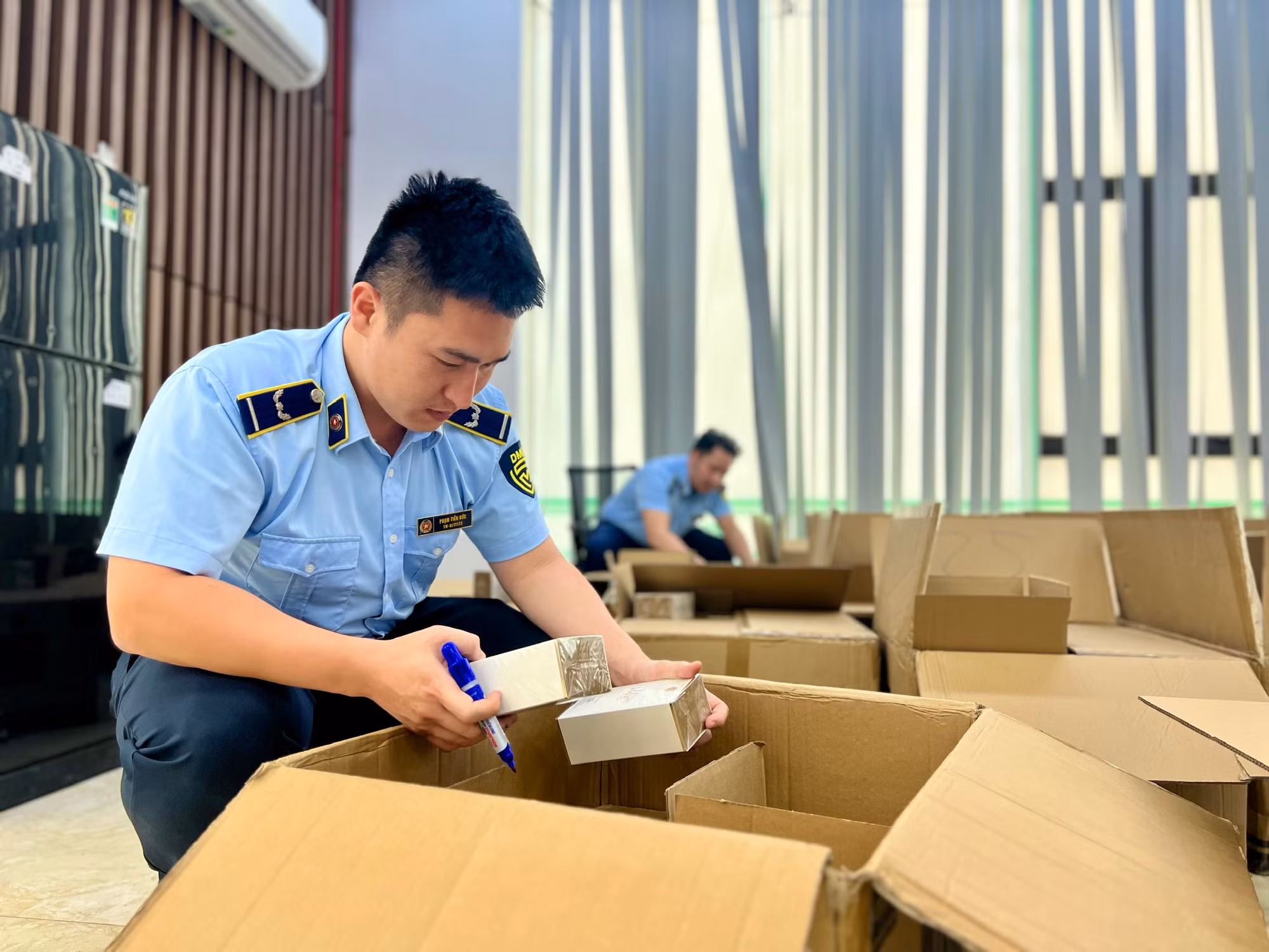 Thu giữ hơn 10.000 chai nước hoa không rõ nguồn gốc bán trên tài khoản Tiktok “Phan Thủy Tiên” -0
