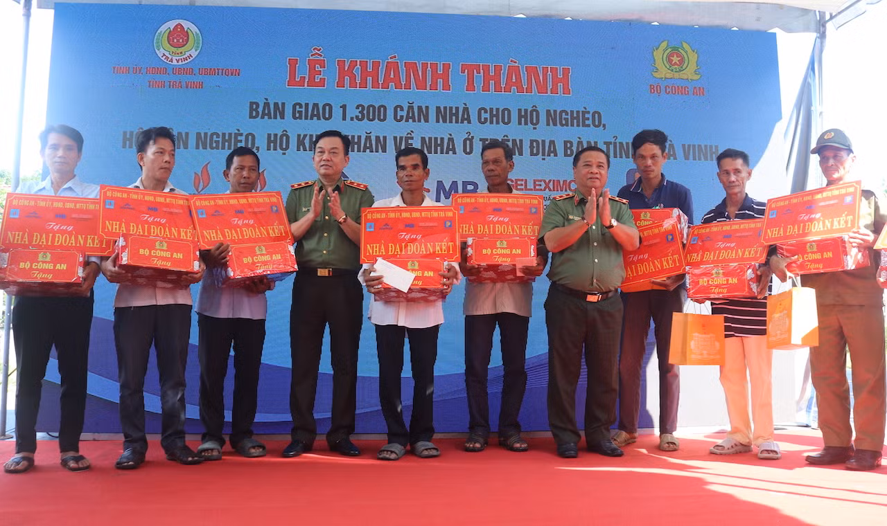 Bộ Công an khánh thành, bàn giao 1.300 căn nhà tặng người nghèo ở Trà Vinh -0