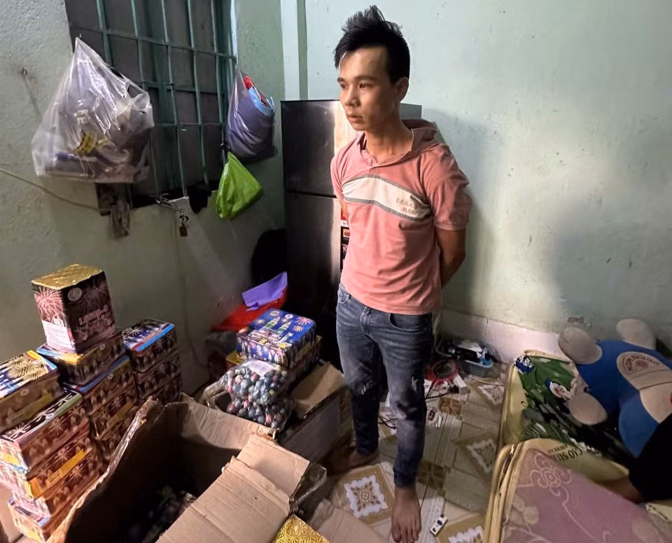 Cất giấu 138kg pháo nổ trong phòng trọ -0