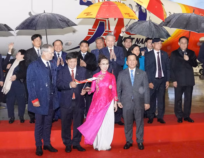 Airbus và Vietjet bàn giao máy bay mới mang hình ảnh kỷ niệm 50 năm quan hệ ngoại giao Việt Nam - Pháp -2