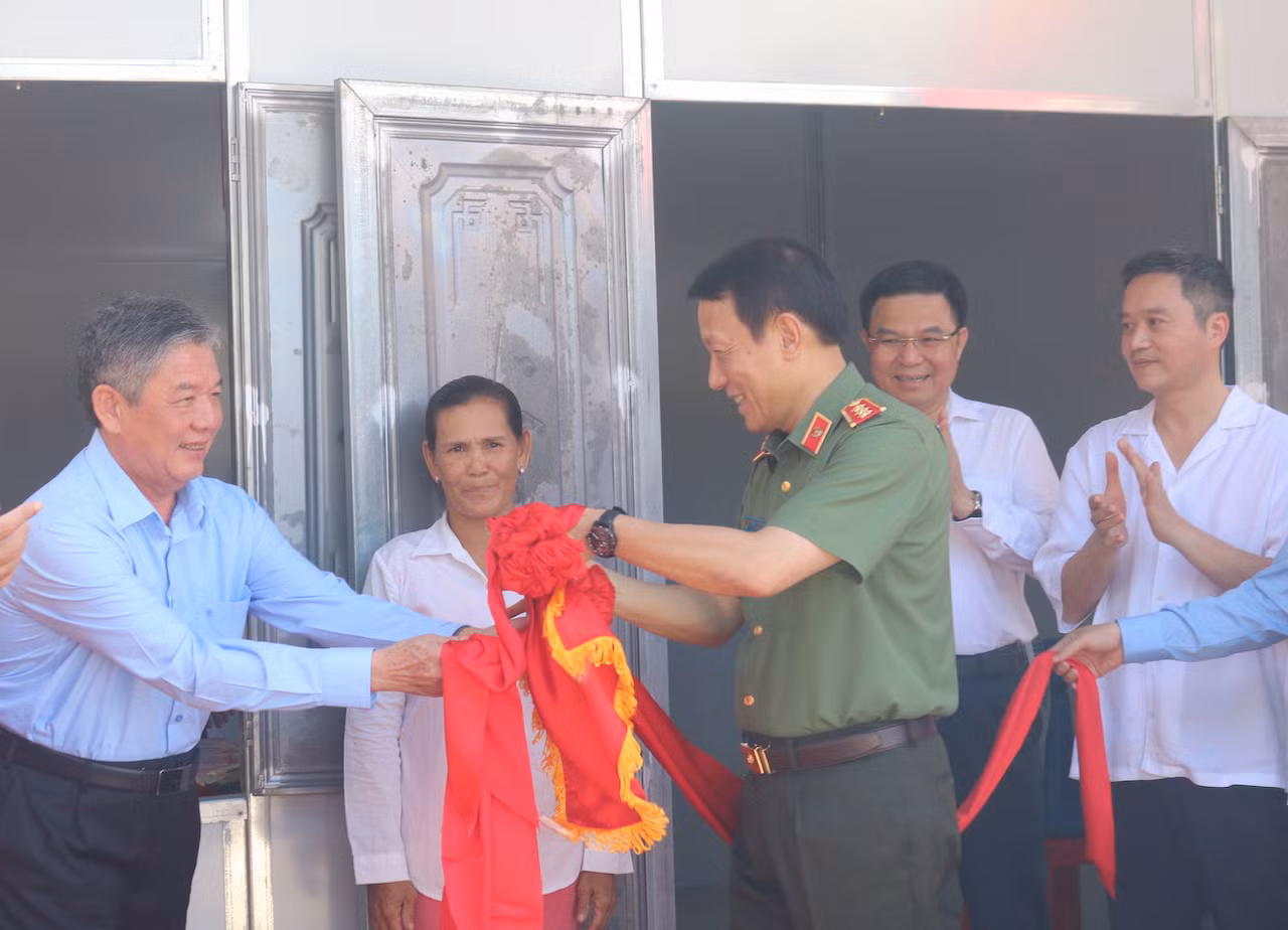 Bộ Công an khánh thành, bàn giao 1.300 căn nhà tặng người nghèo ở Trà Vinh -0