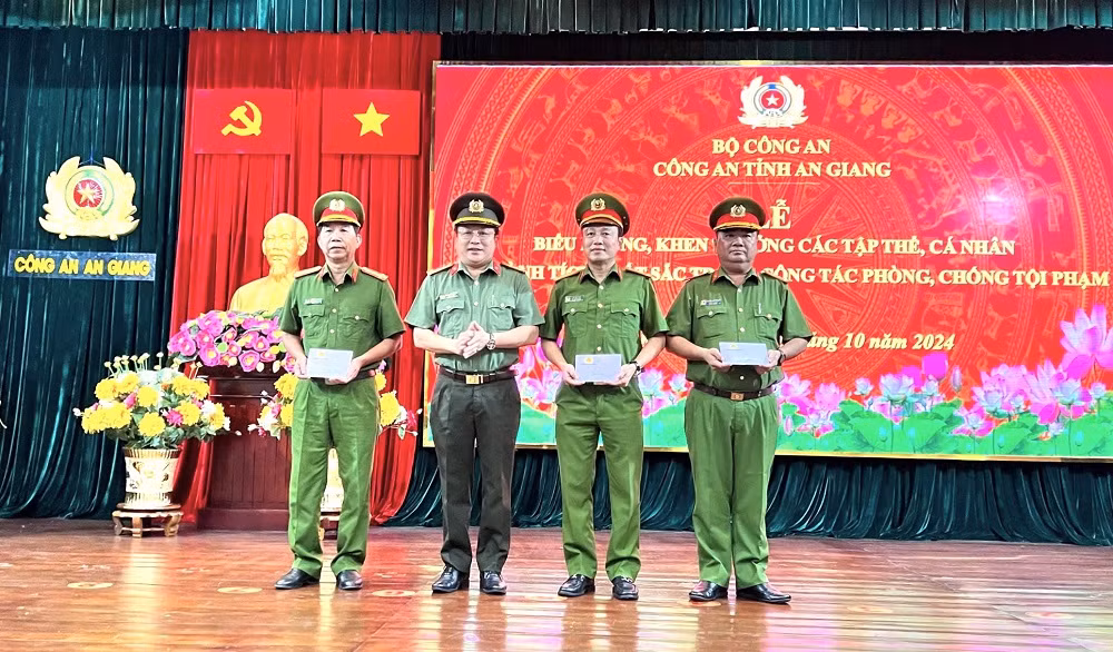 Biểu dương, khen thưởng các tập thể, cá nhân xuất sắc trong công tác phòng, chống tội phạm -0
