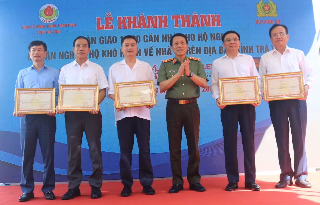 Bộ Công an khánh thành, bàn giao 1.300 căn nhà tặng người nghèo ở Trà Vinh -0