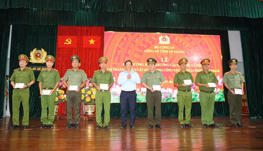 Biểu dương, khen thưởng các tập thể, cá nhân xuất sắc trong công tác phòng, chống tội phạm -0