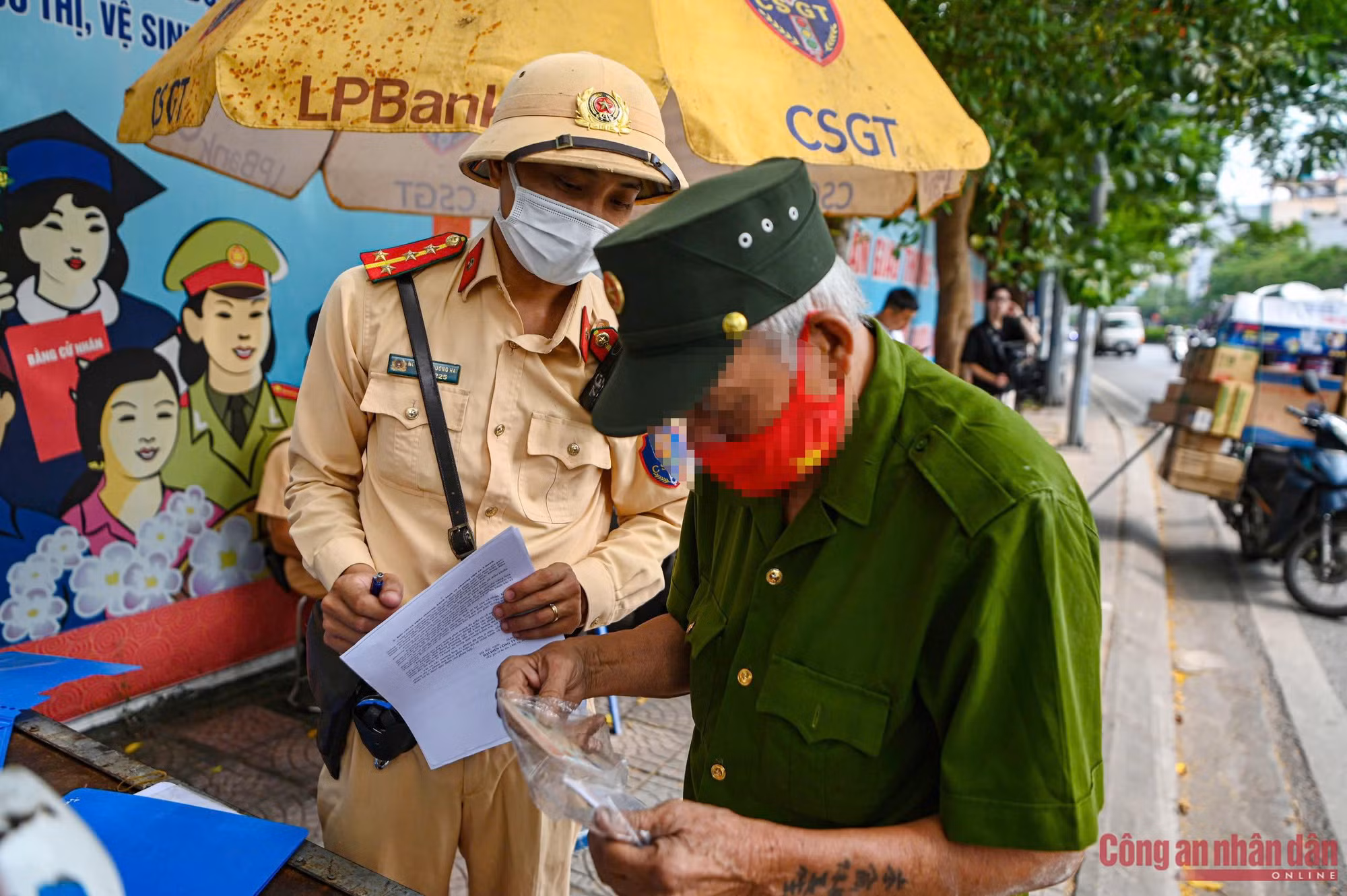 “Người vận chuyển” nói vì mưu sinh nên mới chở hàng cồng kềnh -2