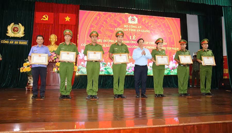 Biểu dương, khen thưởng các tập thể, cá nhân xuất sắc trong công tác phòng, chống tội phạm -0