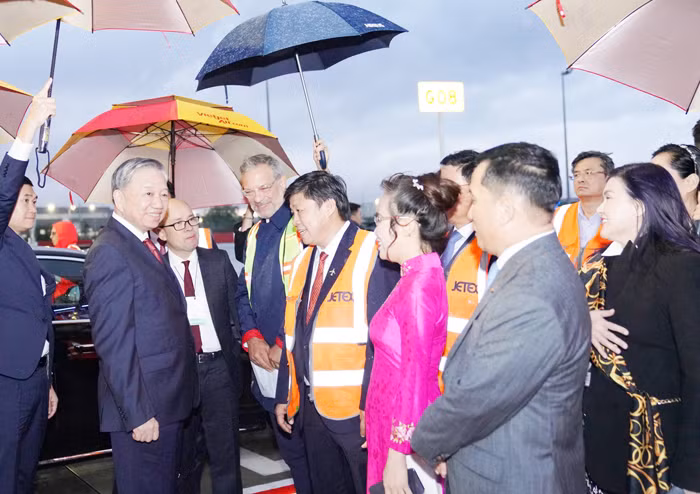 Airbus và Vietjet bàn giao máy bay mới mang hình ảnh kỷ niệm 50 năm quan hệ ngoại giao Việt Nam - Pháp -1