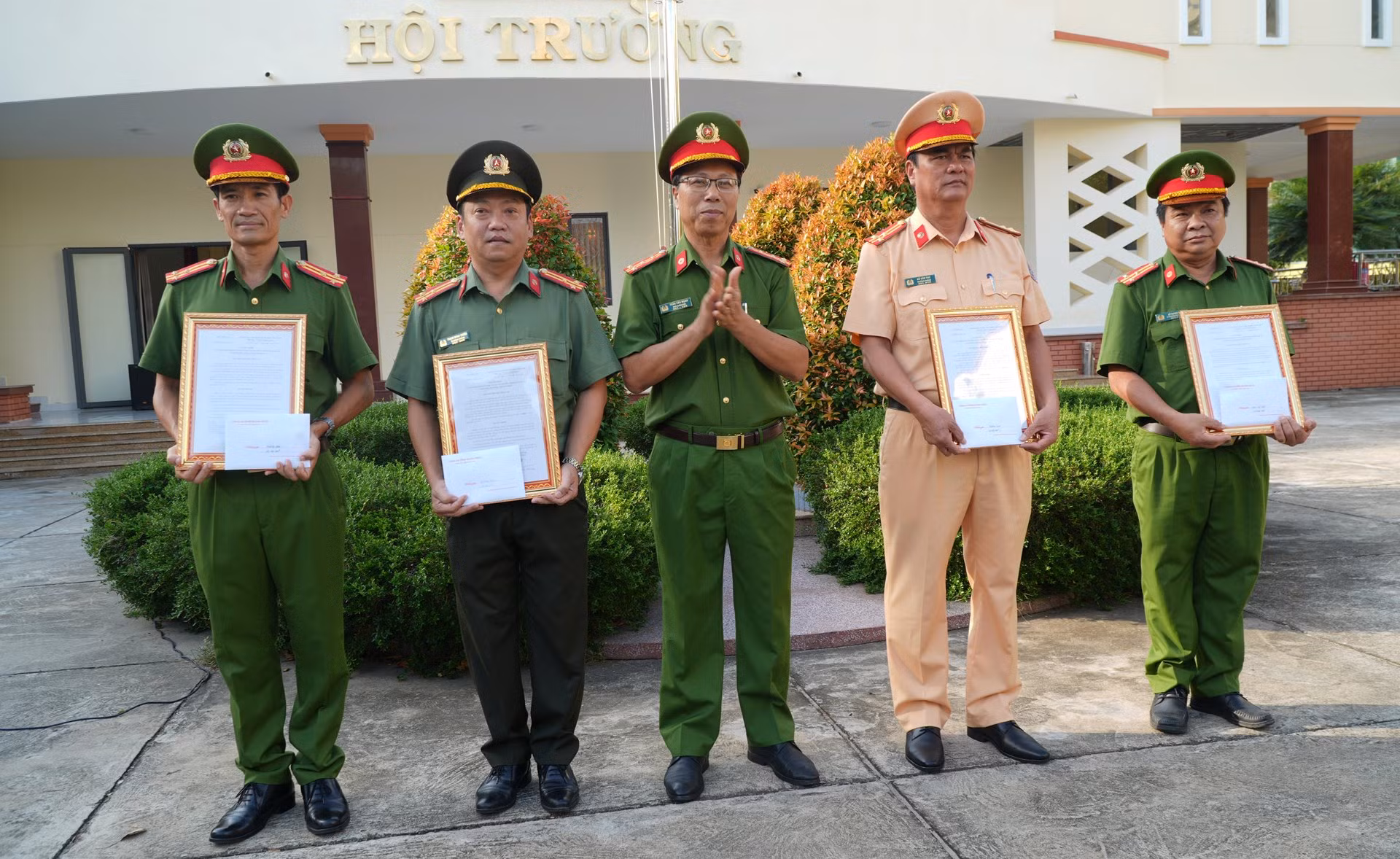 Quảng Ngãi: Bộ Công an thưởng đột xuất triệt phá vận chuyển thuốc lá, ma túy lớn nhất từ trước đến nay -0