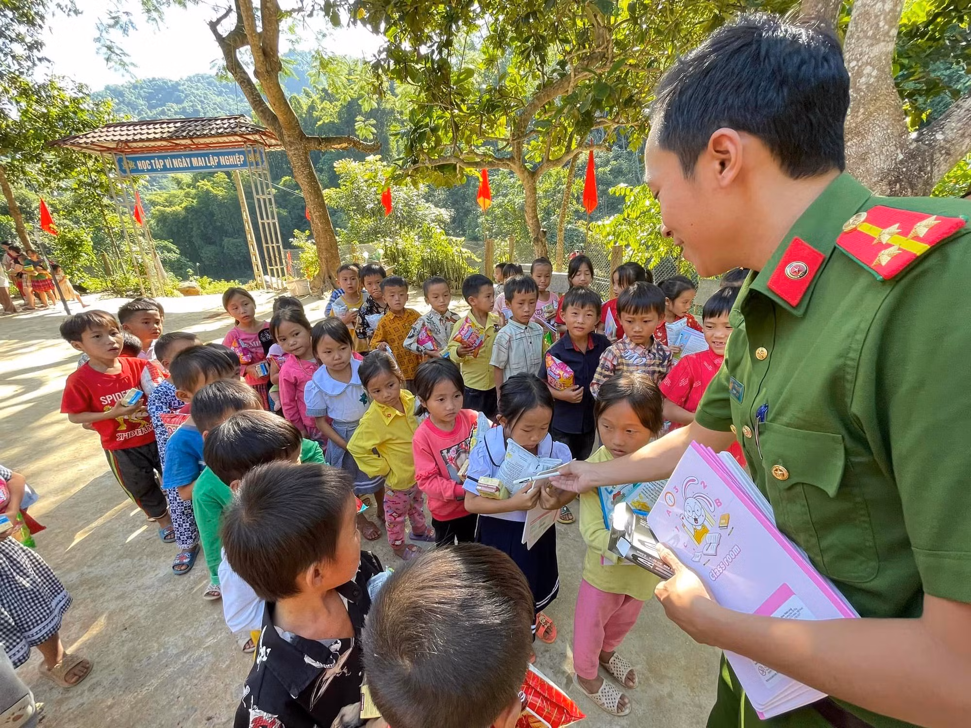 Công an huyện Mường Lát hỗ trợ người dân bản Ún ổn định cuộc sống -0