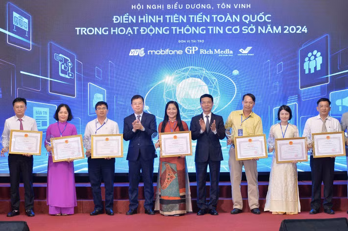 Tôn vinh 120 điển hình tiên tiến toàn quốc trong công tác thông tin cơ sở -0
