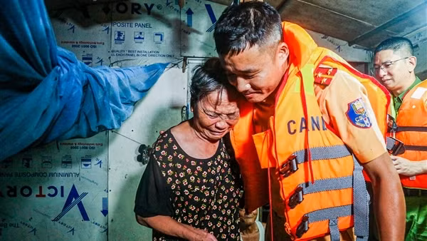 Lá thư sau bão người dân làng chài Văn Đức gửi CSGT Hà Nội
