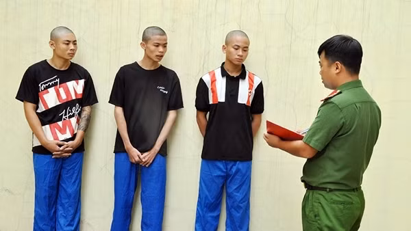 Tóm gọn 3 đối tượng mang dao phóng lợn đi cướp xe máy