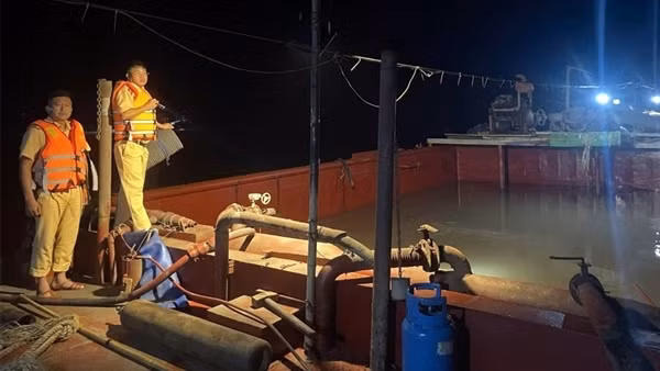Thủy đoàn I vây bắt 5 tàu cát tặc đang "ăn hàng" trên biển