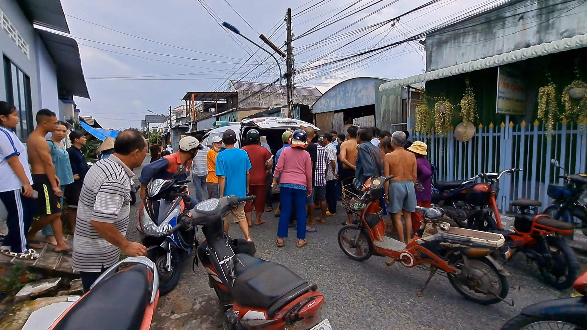 Di dời cáp truyền hình, người đàn ông bị điện giật tử vong -1