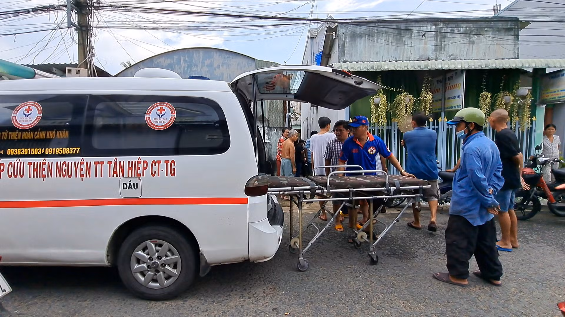 Di dời cáp truyền hình, người đàn ông bị điện giật tử vong -0