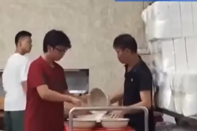 Vụ tân sinh viên phải ăn cơm, canh thừa: ĐH Bách Khoa dừng hợp đồng với đơn vị cung cấp suất ăn -0