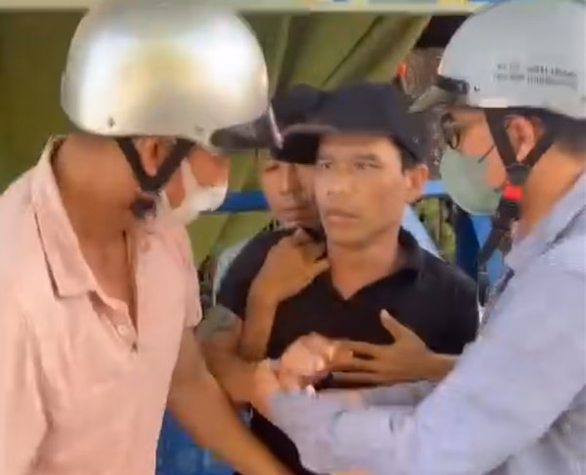 Bắt kẻ tàng trữ ma túy, lòi ra khẩu súng ngắn có 4 viên đạn -0