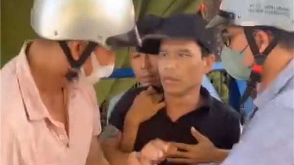 Bắt kẻ tàng trữ ma túy, "lòi" ra khẩu súng ngắn có 4 viên đạn