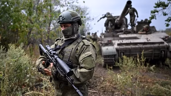 Hàng loạt binh sĩ Ukraine đầu hàng, cựu quan chức NATO nêu nhận định nóng