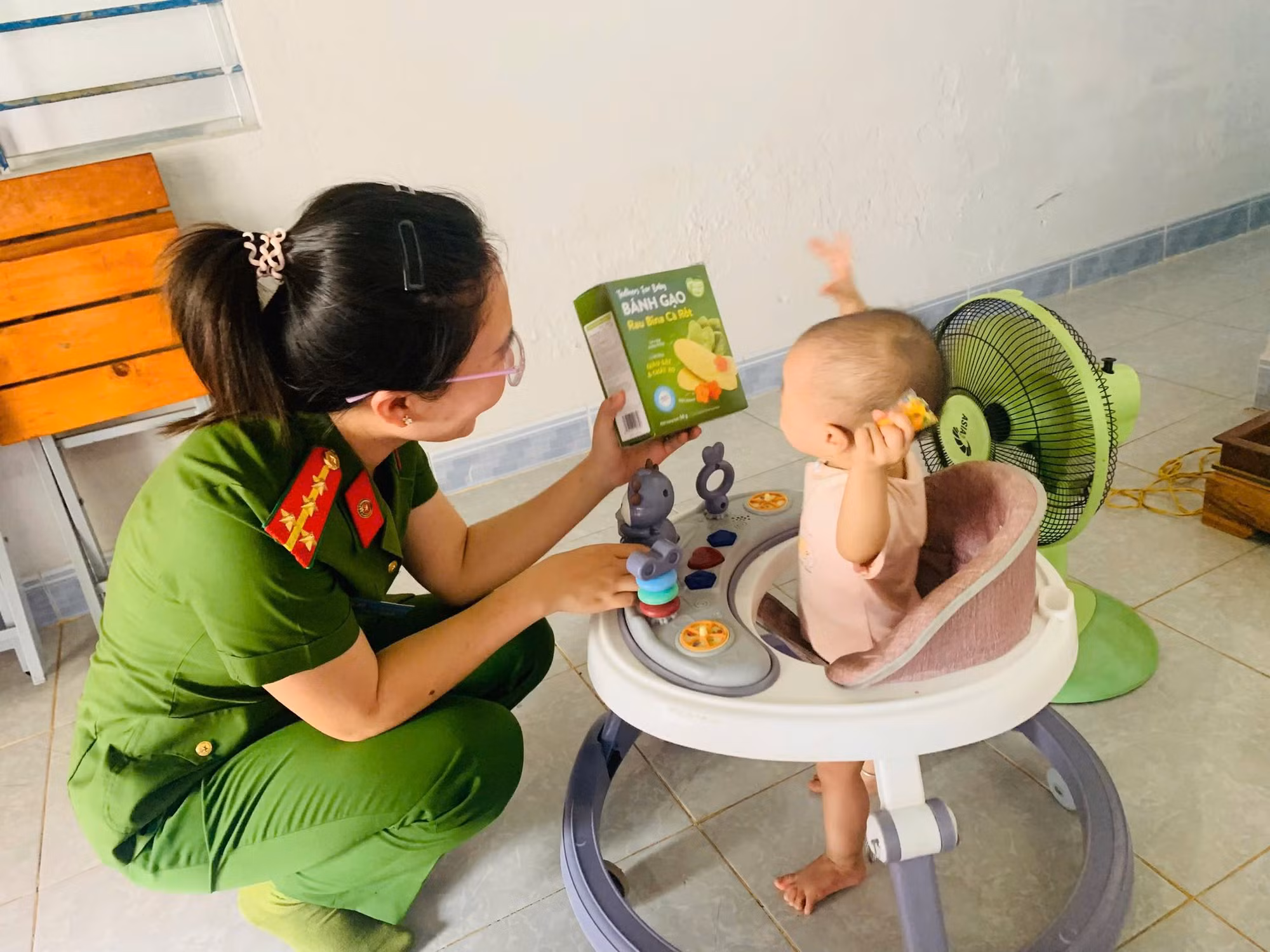 Thăm hỏi, động viên gia đình cháu nhỏ bị mẹ dùng tay “bóp miệng, bóp mũi” -0