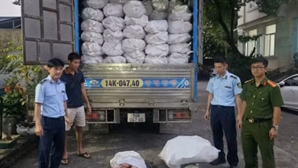 Thu giữ hơn 12 tấn chân lợn "bẩn" tại khu vực biên giới