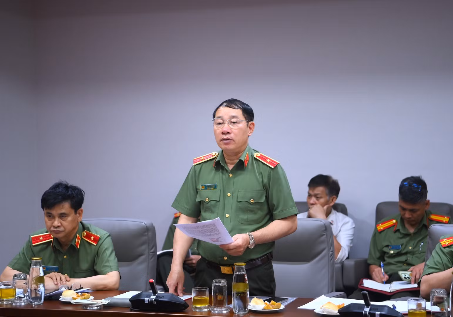 Thứ trưởng Đặng Hồng Đức làm việc với Công ty Nam Triệu - Bộ Công an ảnh 2 Thứ trưởng Đặng Hồng Đức làm việc với Công ty Nam Triệu - Bộ Công an -0