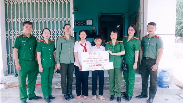Những nghĩa cử nhân văn của Công an xã Đồng Xuân